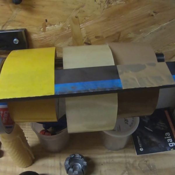 Dévidoir à scotch pour établi en acier.