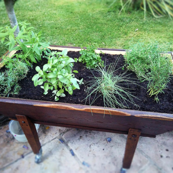 Un vieux pétrin transformé en bac à fleur