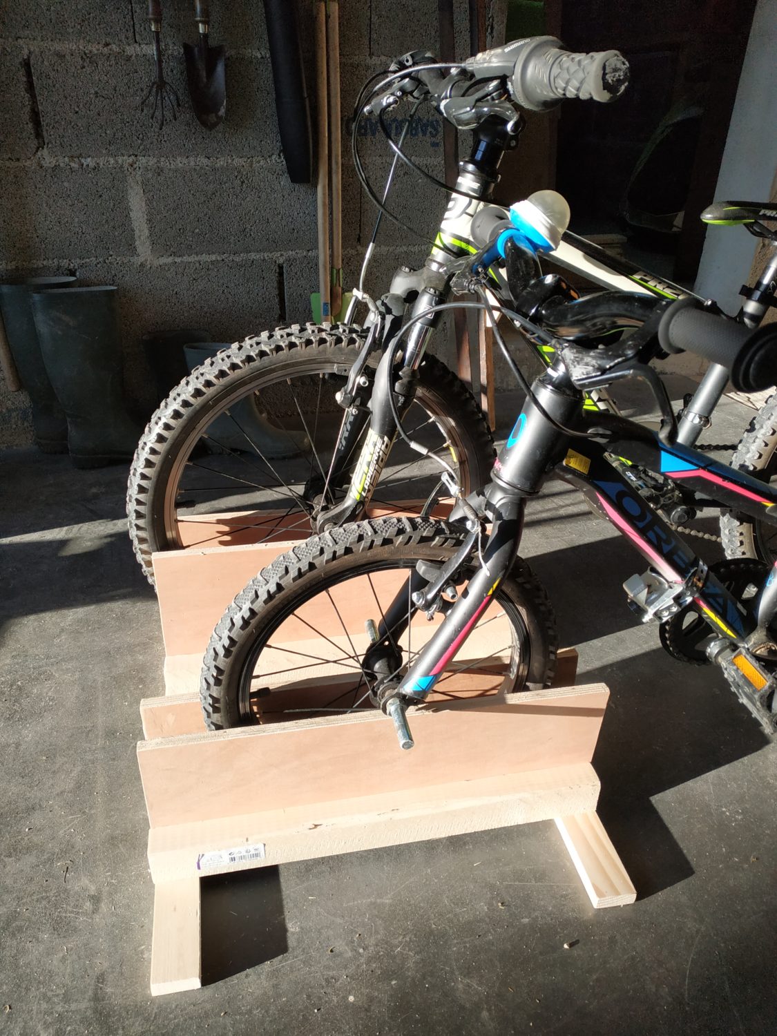 Un rack à vélo en bois
