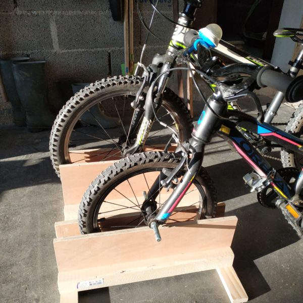Un rack à vélo en bois